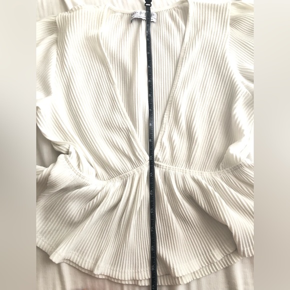 Cropped V-necked Blouse in White🕊✨ - Picture 9 of 11